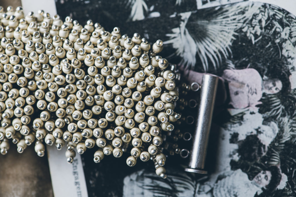 Gros plan sur le bracelet de corail (blanc)