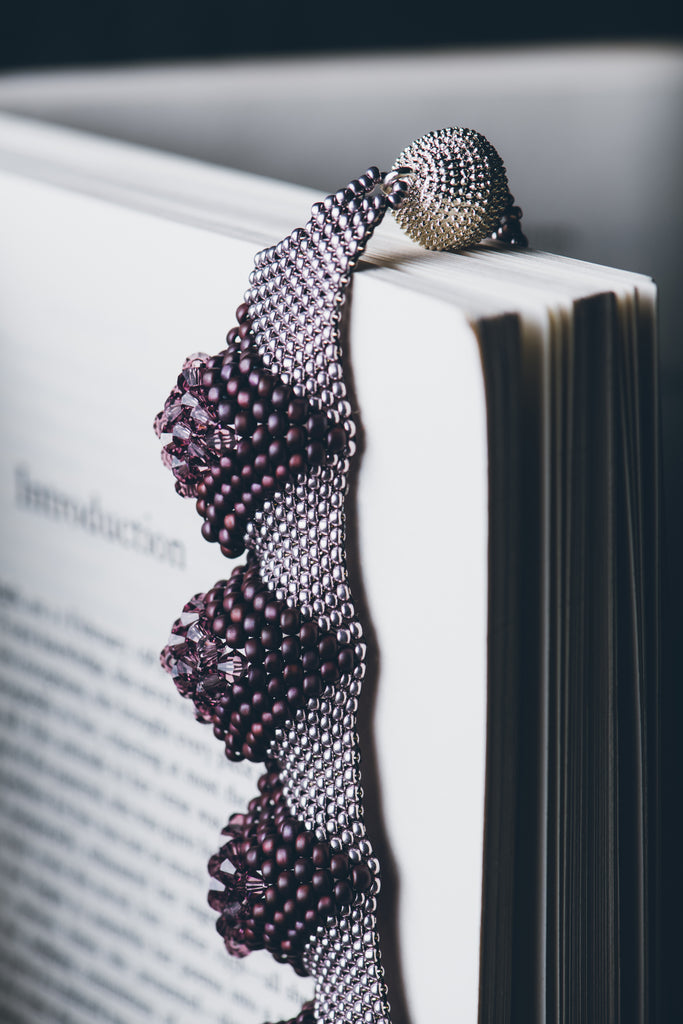 Collier violet en cristaux cachés - gros plan sur le mode de vie